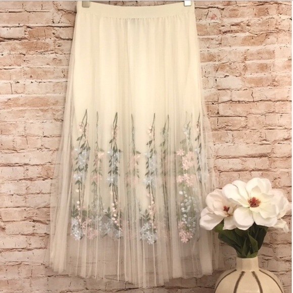 Dresses & Skirts - Beautiful floral tulle skirt